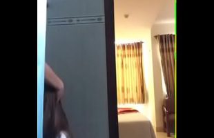 Nữ sinh livestream bú cu đụ bạn trai trong nhà tắm